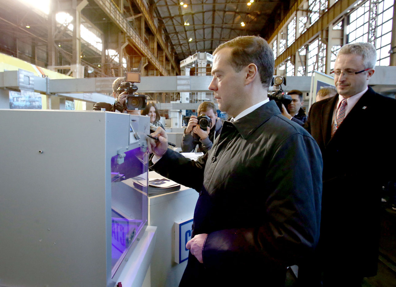 Дмитрий Медведев ставит автограф на 3D-принтере Альфа 2